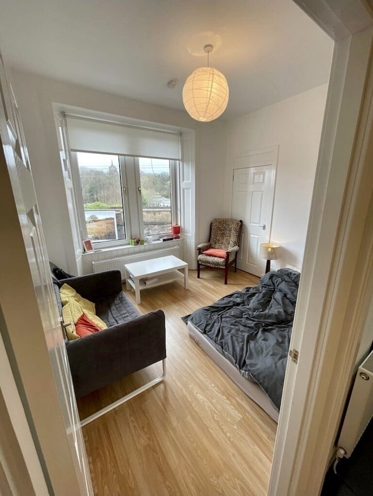 1-bed Apartment Next to Paisley Gilmour Station! view 3