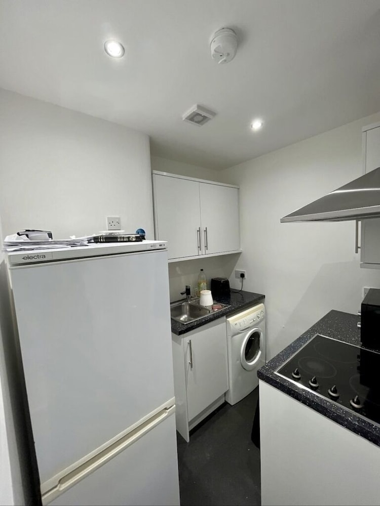 1-bed Apartment Next to Paisley Gilmour Station! view 4