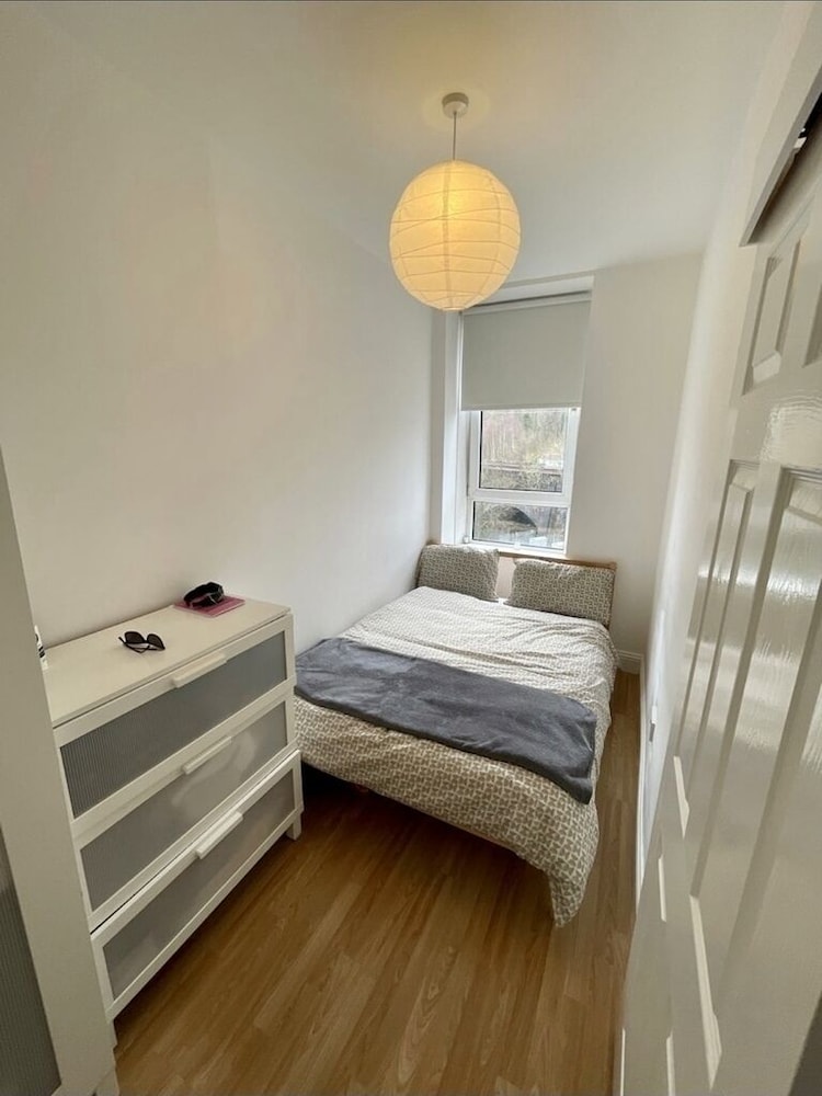 1-bed Apartment Next to Paisley Gilmour Station! view 2