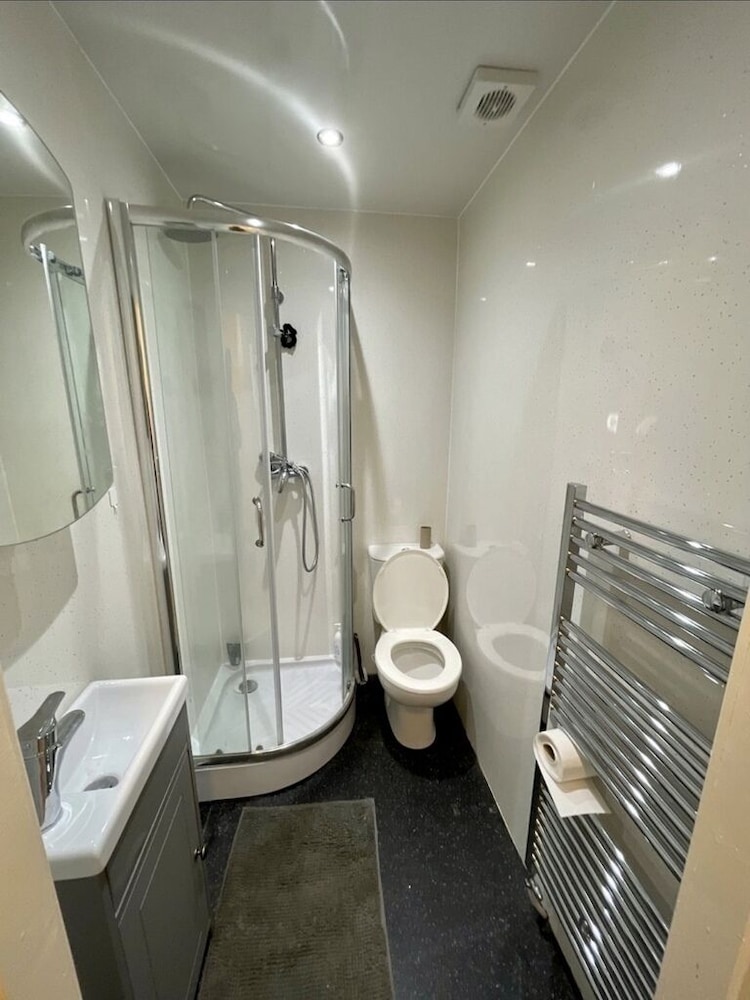 1-bed Apartment Next to Paisley Gilmour Station! view 5