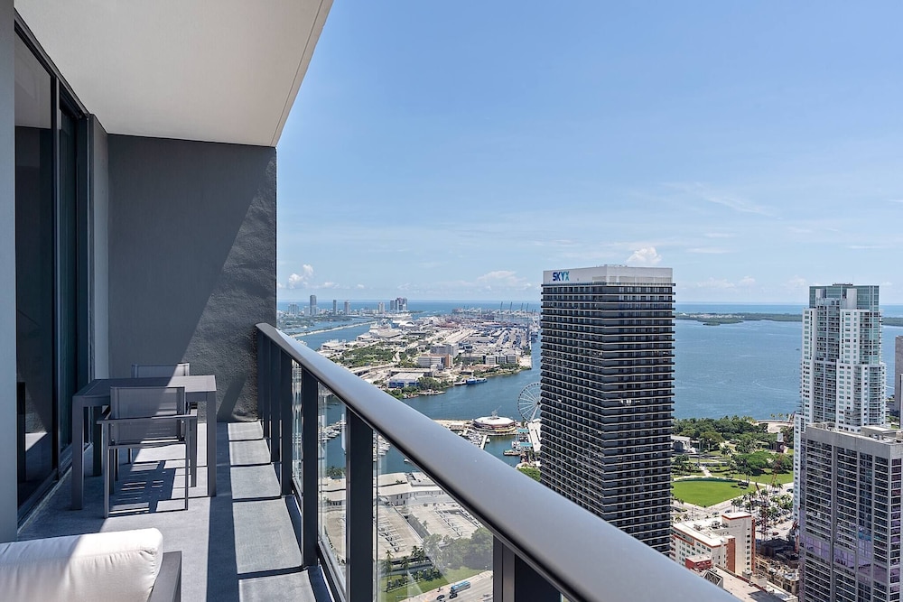 Penthouse 1BR Breathtaking City & Water Views
