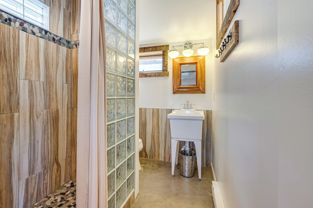 Historic Nature Lovers Cabin on Farm in Paonia!