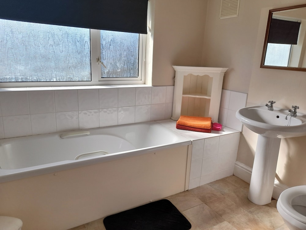 House-sleeps 5-parking-bbq-garden-patio