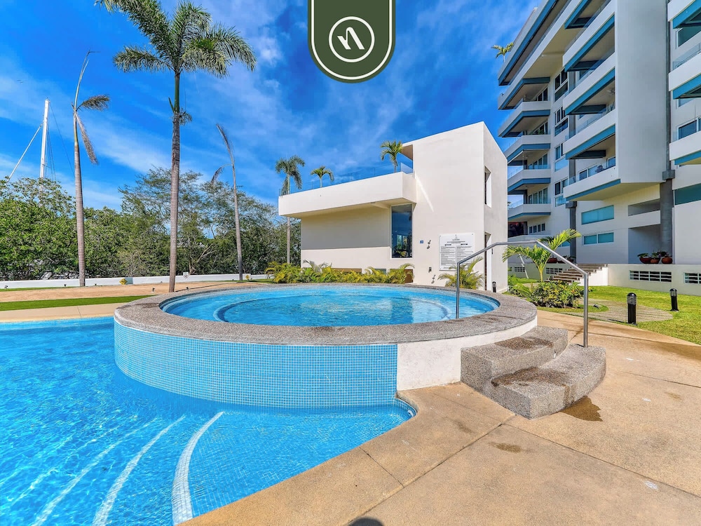 Brand New 1 BR Condo - Pool - Jacuzzi - Gym