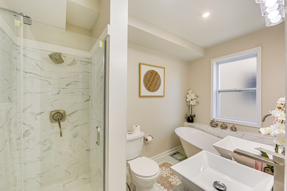 6 Mi to Downtown - Spacious Home in Pittsburgh!