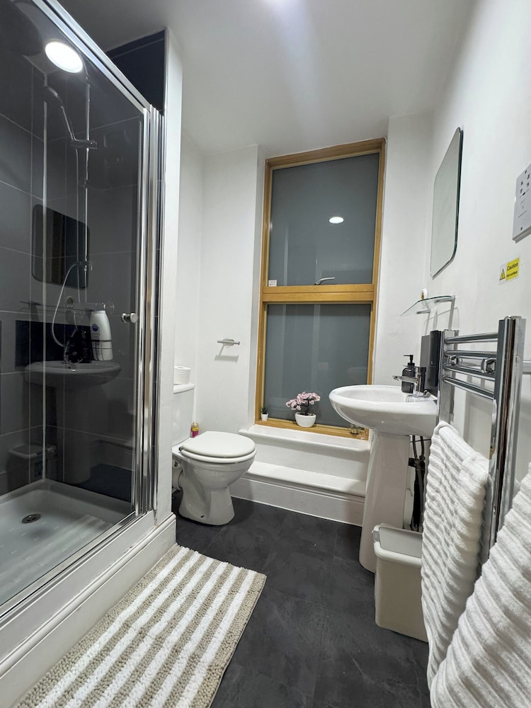 Modern 2 Bedroom City Oasis in Manchester