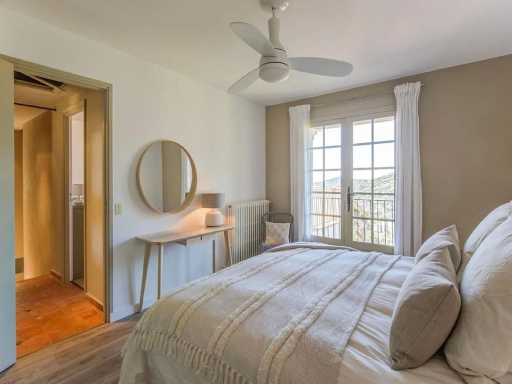 Villa in Cavalaire With Sea View & Pool view 4