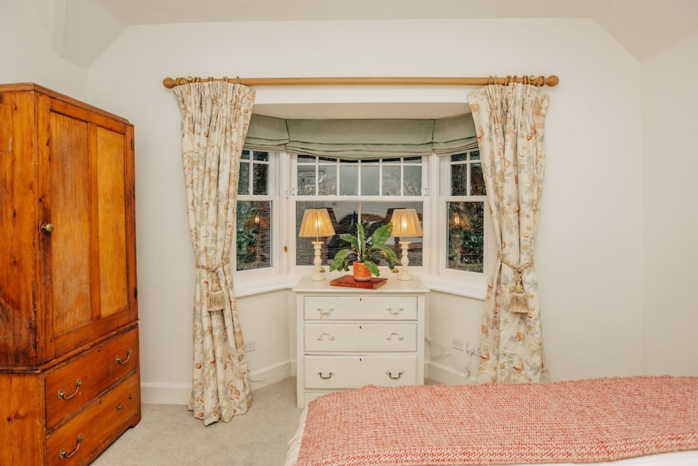 Badgemore Cottage - From 250 Per Night