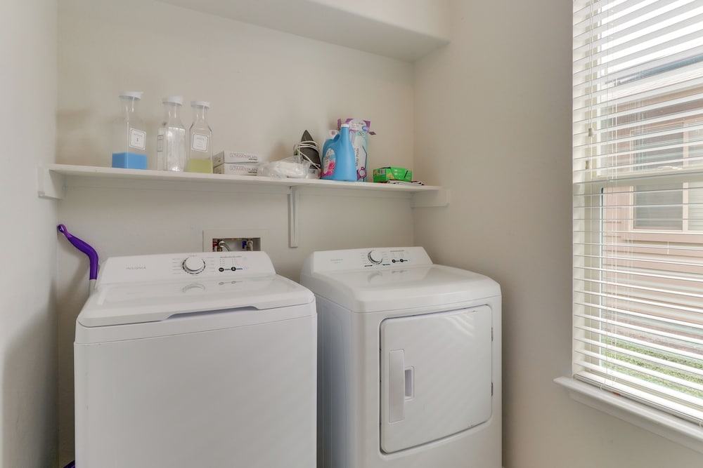 17 Mi to Dtwn Austin! Family Escape w/ Pool Access