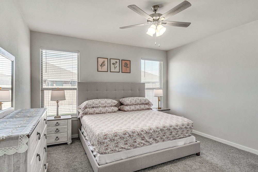 Spacious Family Home w/ Office in Midland-odessa!