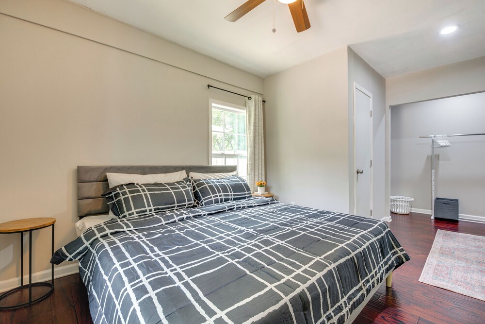 Inviting Home w/ Backyard: 8 Mi to Dtwn Atlanta!