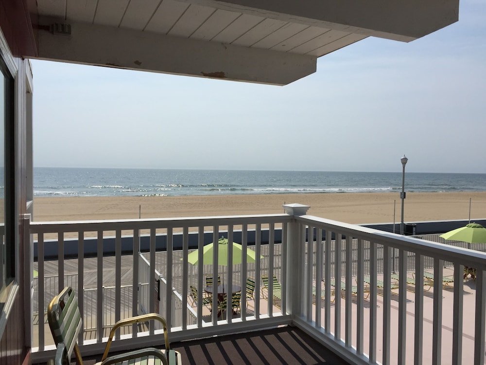 Fish Tales Boardwalk Inn