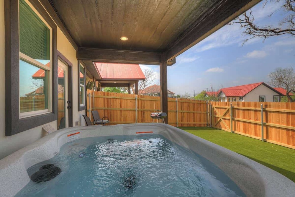 Modern Casita With Hot Tub Six Minutes From Main Street