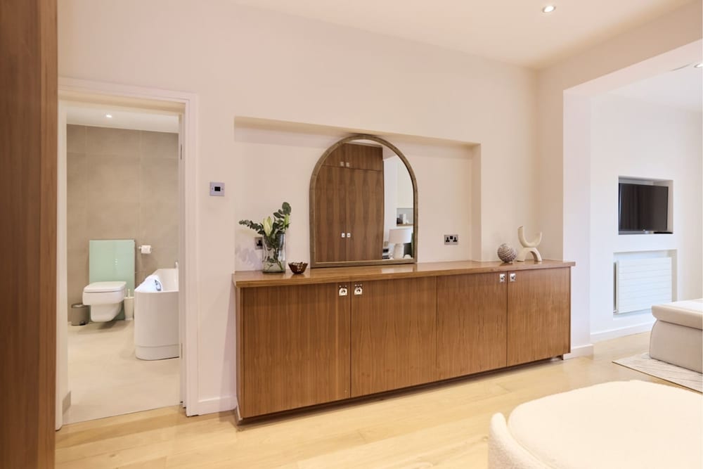 The Kensington Palace Hideout - Homely 5bdr House With Patio and Balcony