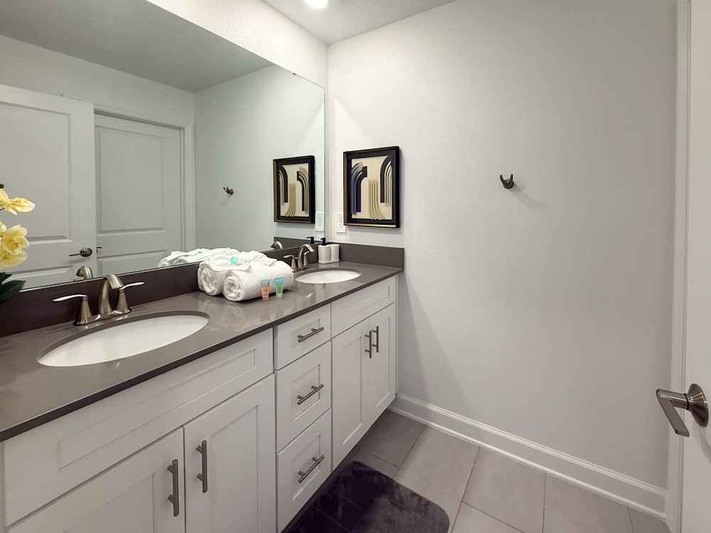Contemporary Townhouse w Pool BBQ Sleeps 12