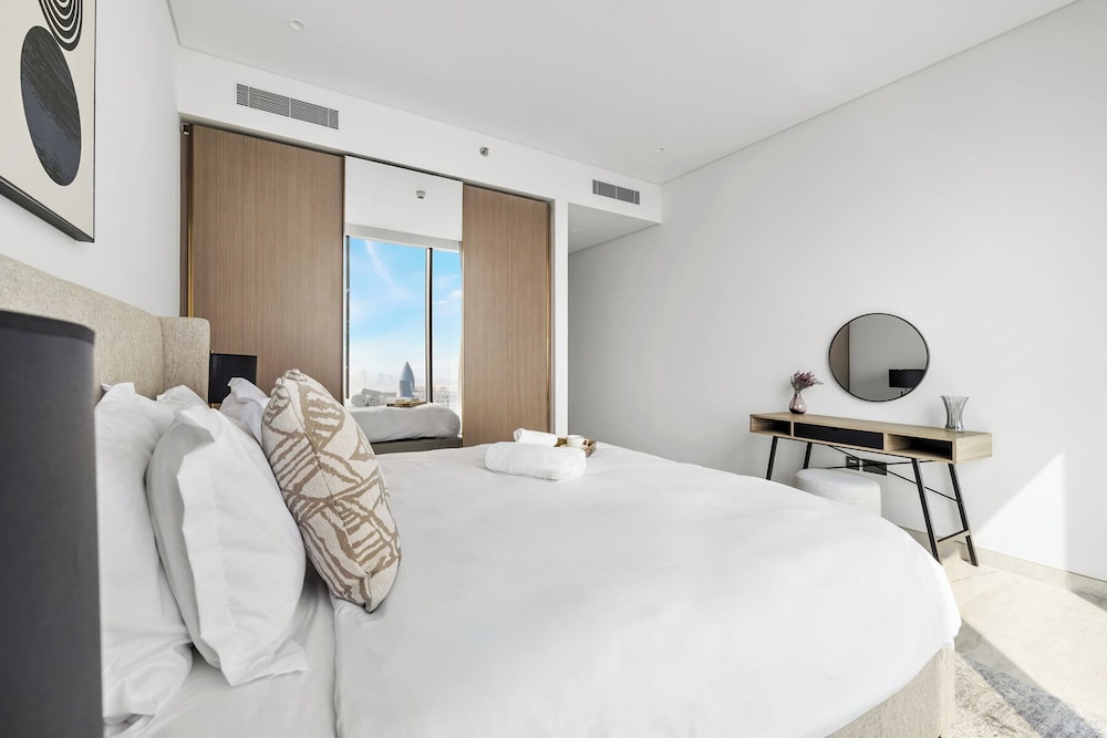 Elegant 3BR Canal & Burj Khalifa Views