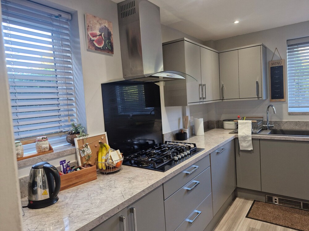 Beautiful Wythenshawe Home Near Airport With Garden & Parking Sleeps 5