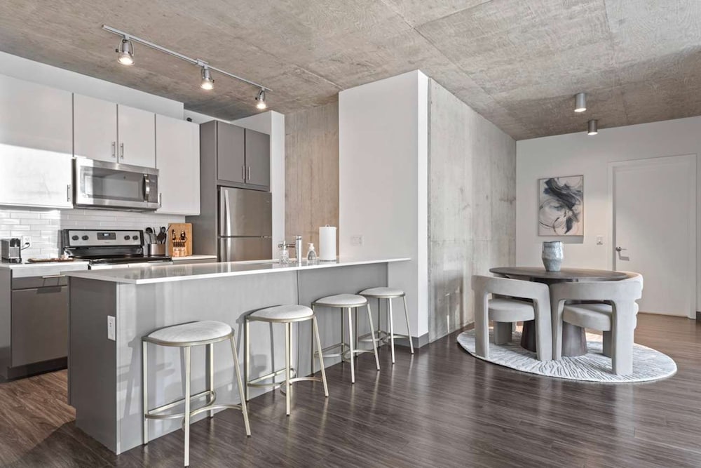 2BR Apt Stunning Views Steps to Michigan Avenue