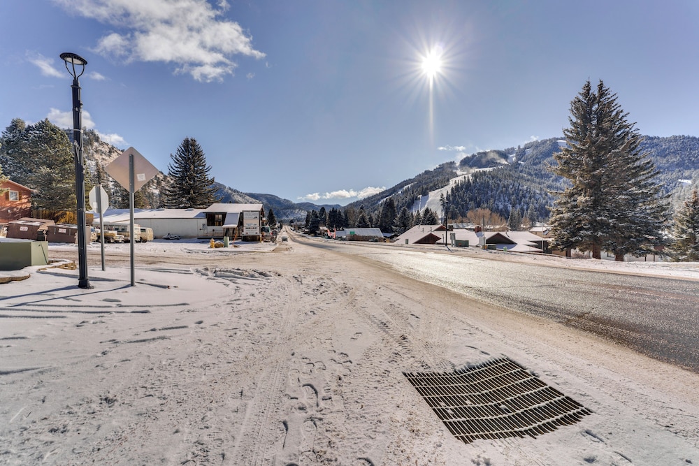 1/2 Mi to Skiing: Red River Condo w/ Free Shuttle!
