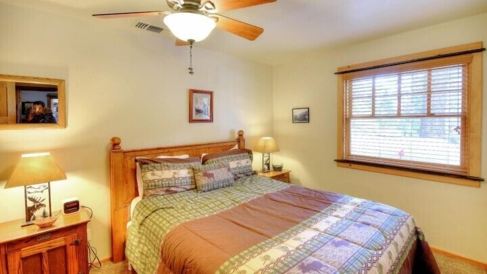 Scenic Wonder Creek Cabin 3 Bedroom loft view 2