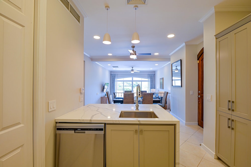 CR Luxury Los Sueños Condos
