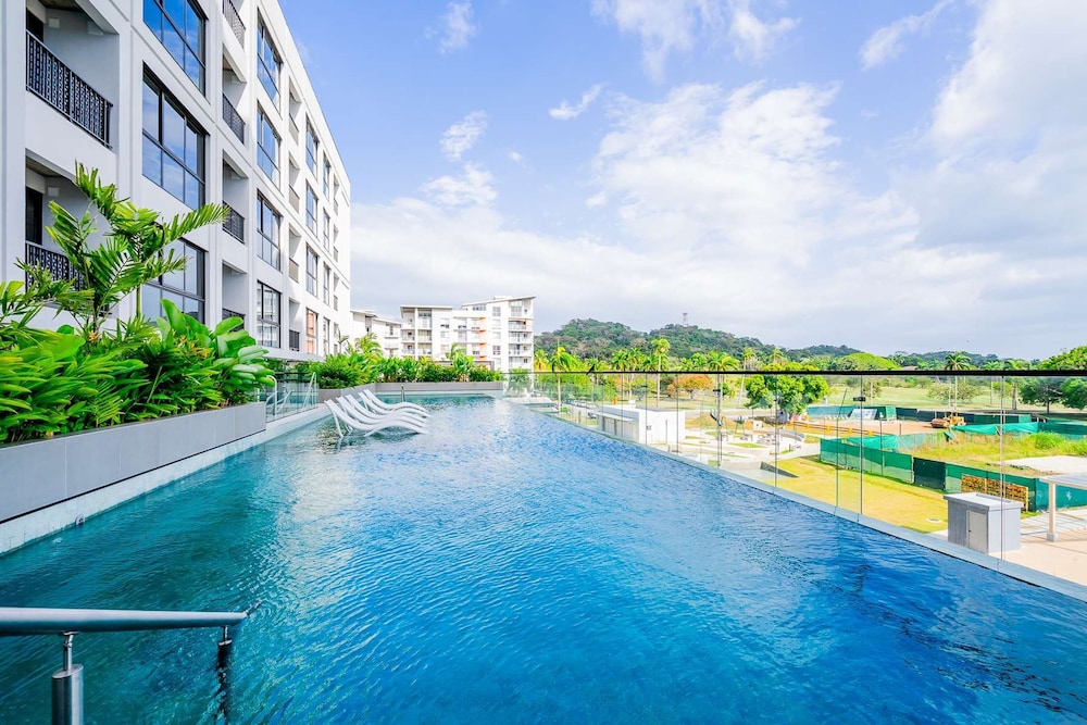 w Trendy 2BR w Balcony in the Heart of Centriqo