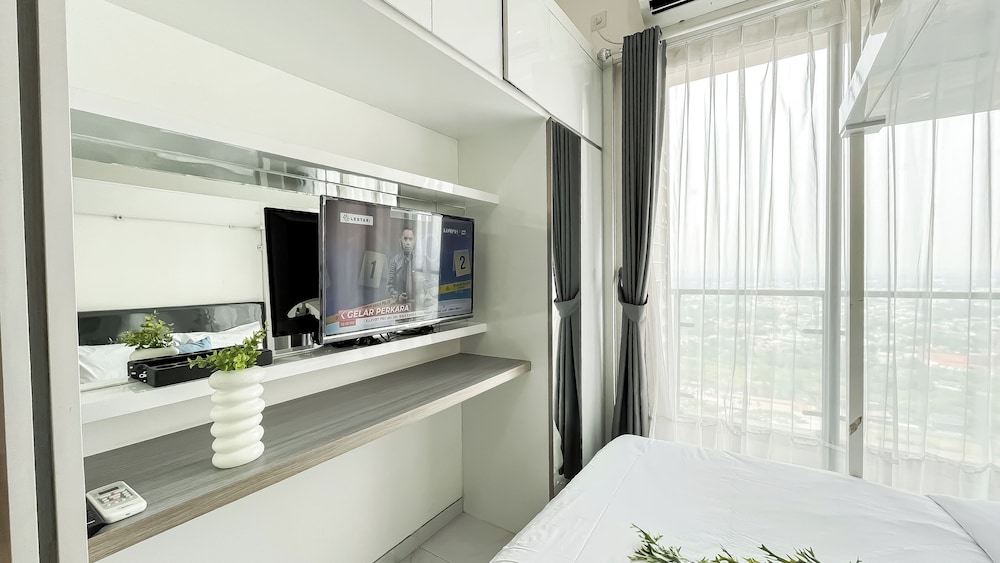 Modern Look And Homey Studio At Apartment Sky House Bsd