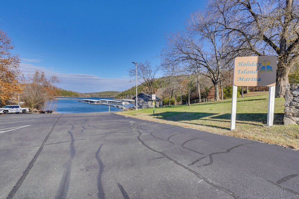 Chic Farmhouse, 3Mi to Lake-pet Friendly & Golfing