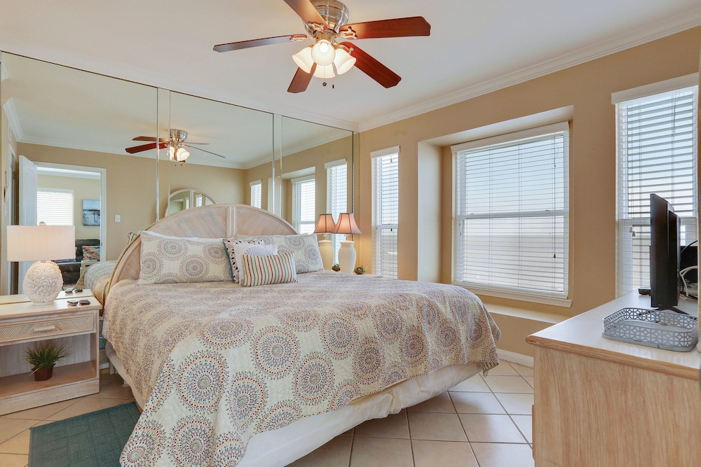 Seascape 1308 2 Bedroom Condo by RedAwning
