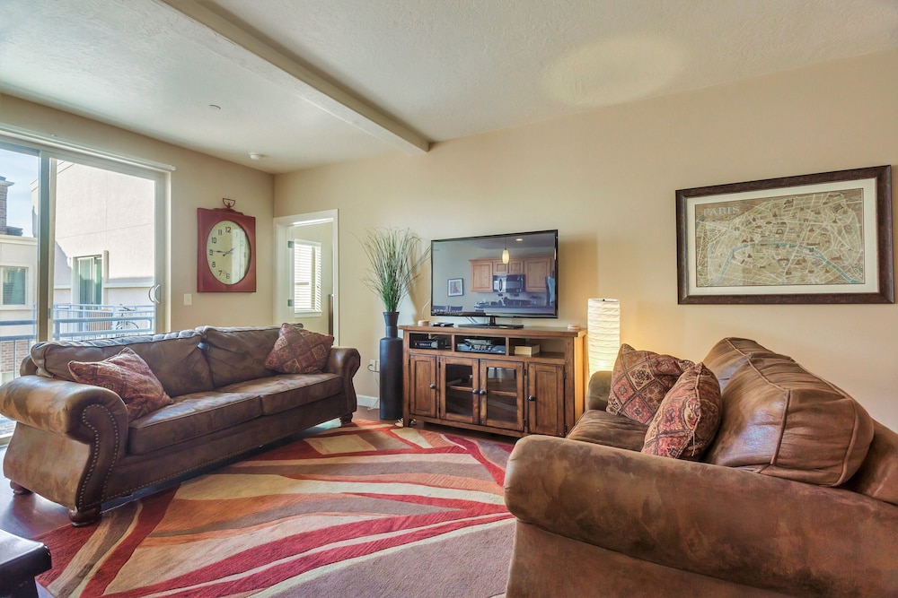 Condo Near Convention Center Sleeps 9