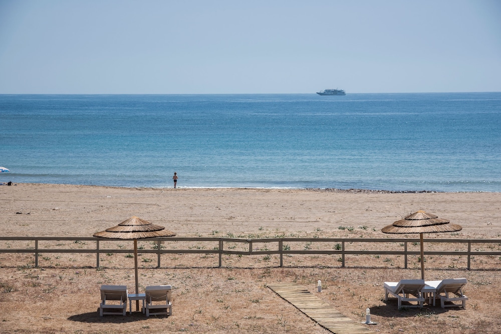 Cedar Bay Beachside Villas