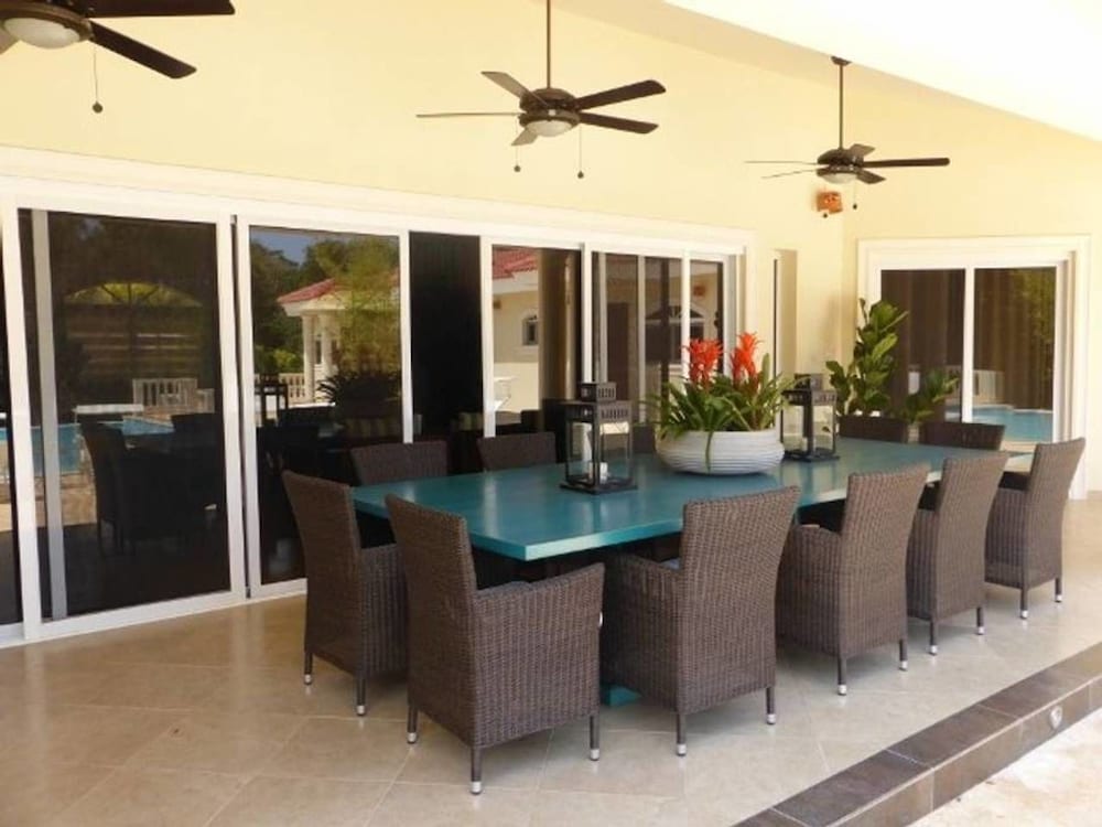 Touch of Elegance! 6 Bedroom Near the Beach