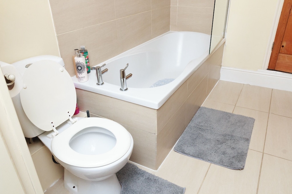 2 Bedroom House - Sleeps 4 - Free Parking, Wifi