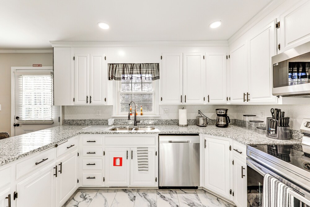 Family Friendly: Chic Retreat in Rocky Mount!