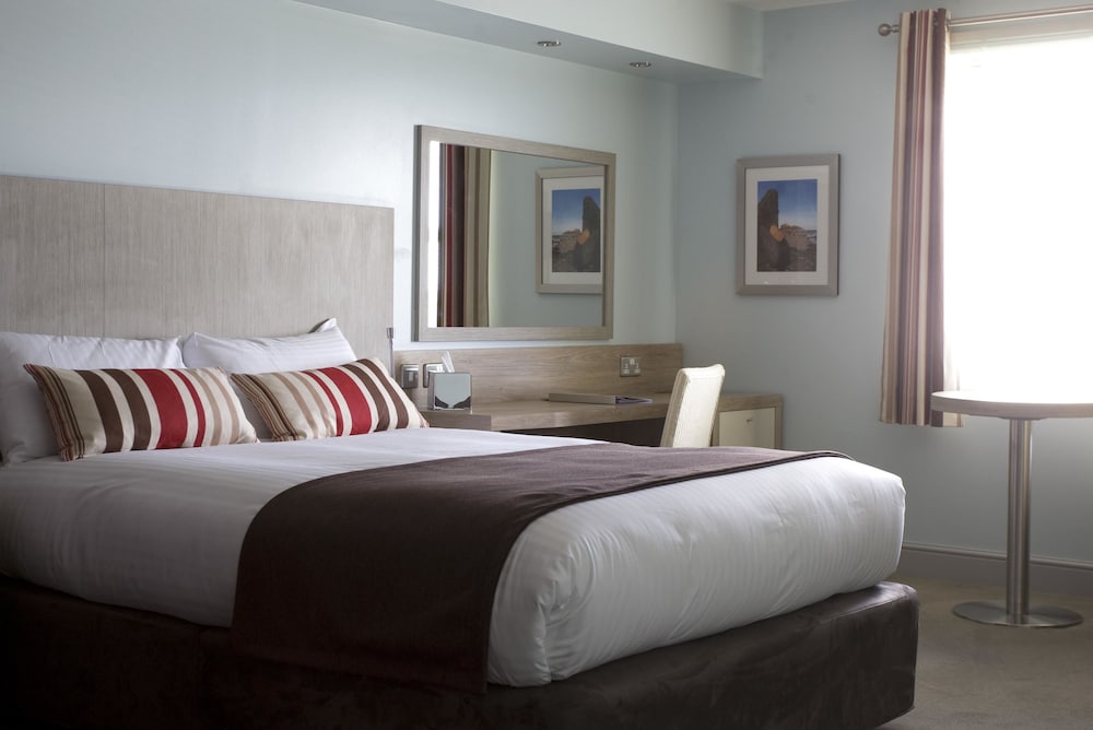 Hotel County Arms - Image 1