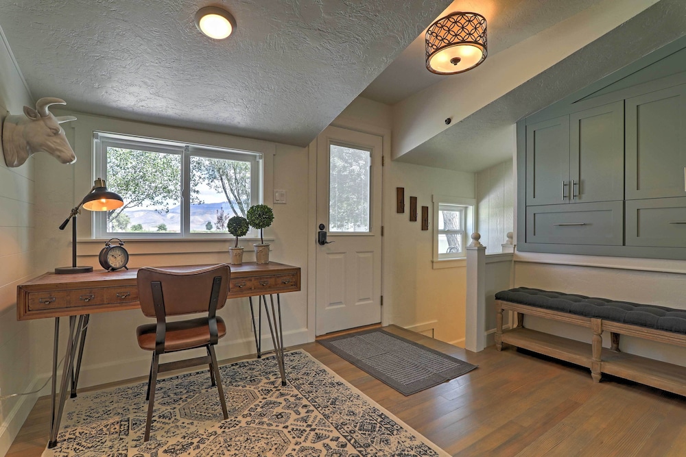 Cozy Farmhouse-style Cottage by Mighty 5 Ntl Parks - Property Image 4