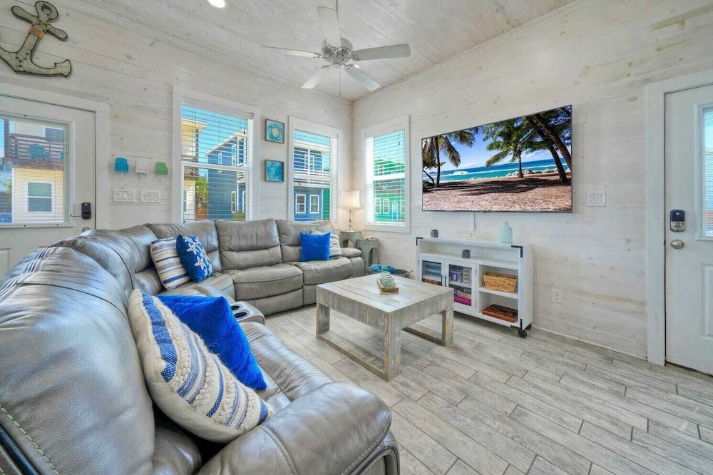 Sleeps 24, 2 Homes 2blocks to the Beach, Pool, Game Room, Patio w/ Outdoor Bar