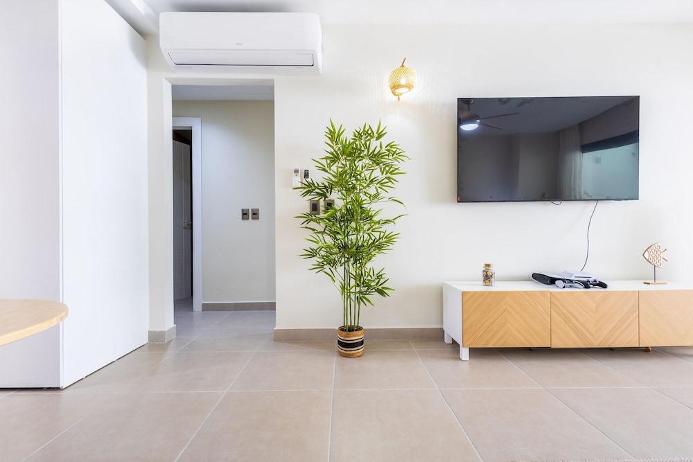 Chic 2BR Stay w Terrace Picuzzi 5 Min to Beach