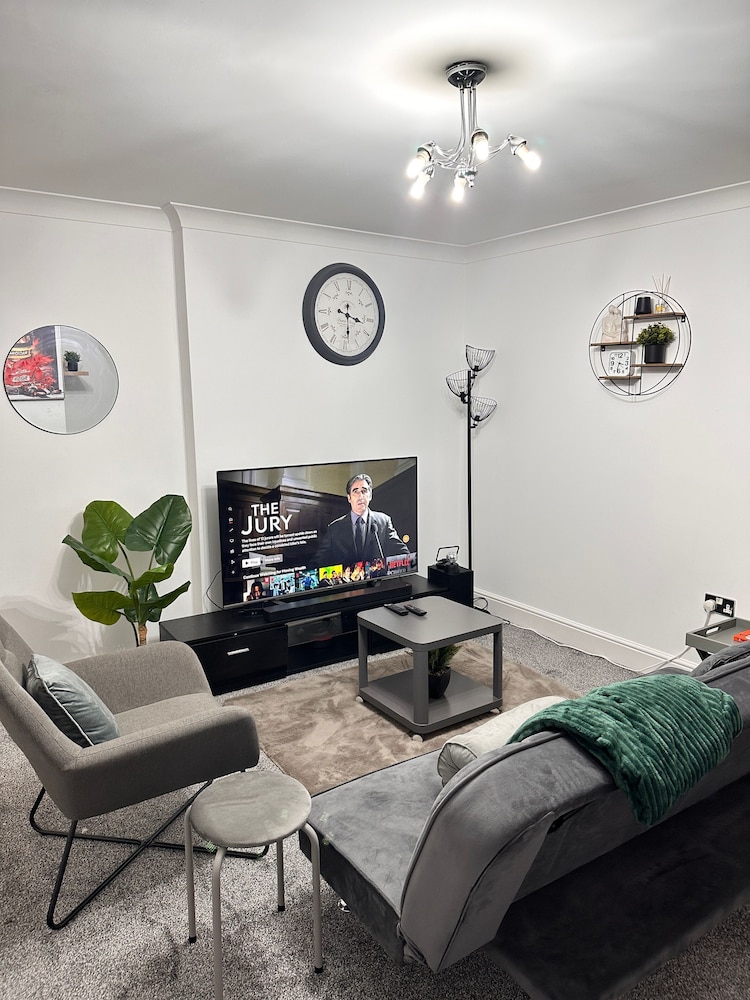 Charming Birmingham Apartment With Mini Balcony and Wifi With a Free Parking