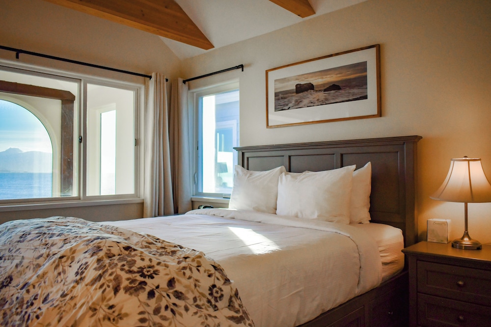 Lakeshore Lodges