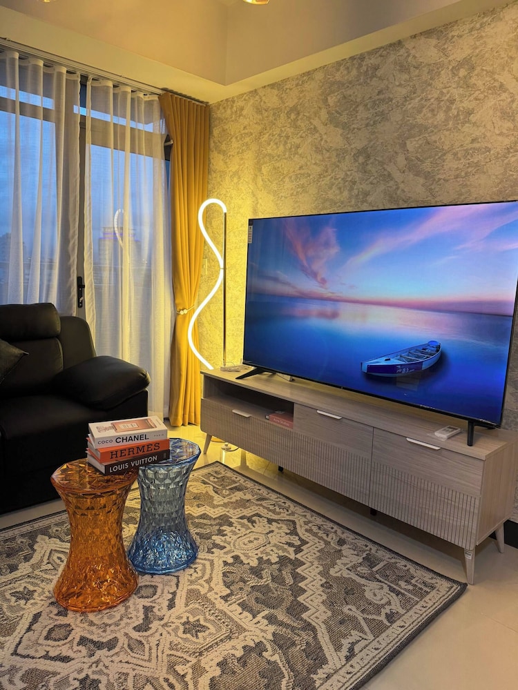 Modern & Spacious 2BR 68 sqm Condo in Manhattan Heights Pool View