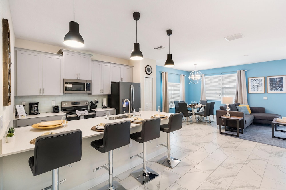 8945 SD - Elegant 5-bed Townhome Private Pool - Image 3