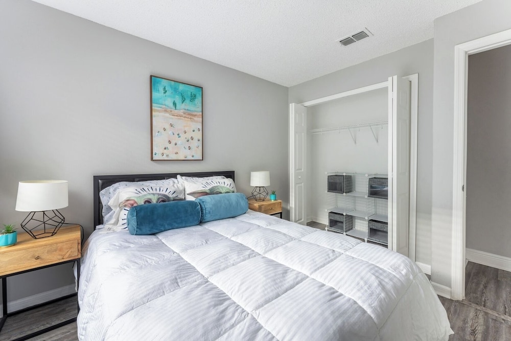 Heated Pool & Bathtub 4BR Near Disney