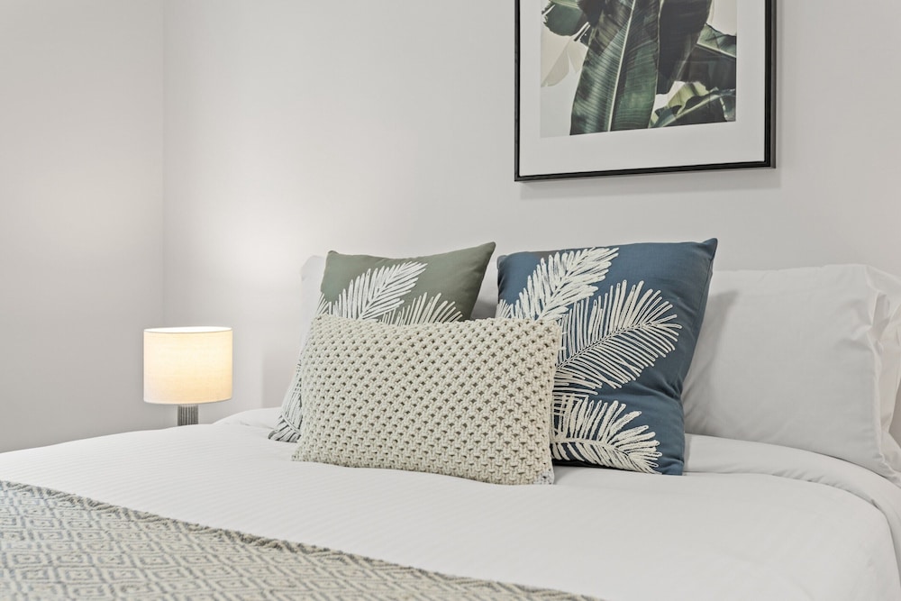 Central Cosy 2-bed With Pool and Near QUT & CBD