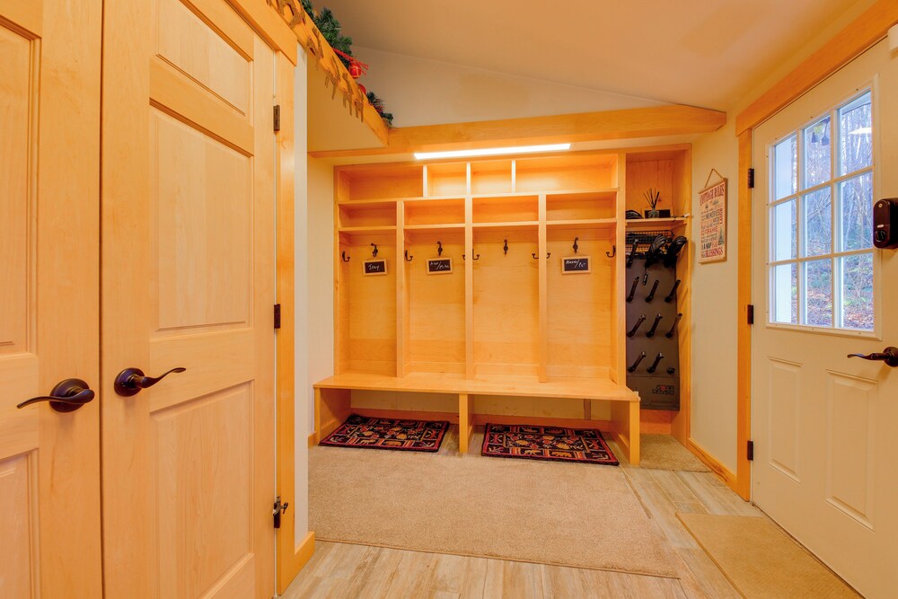 5 Mi to Skiing: Home w/ Hot Tub & Patio!