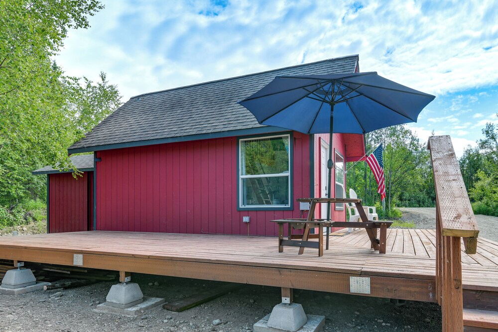 Cozy Houston Getaway w/ Fire Pit & Lake Access!