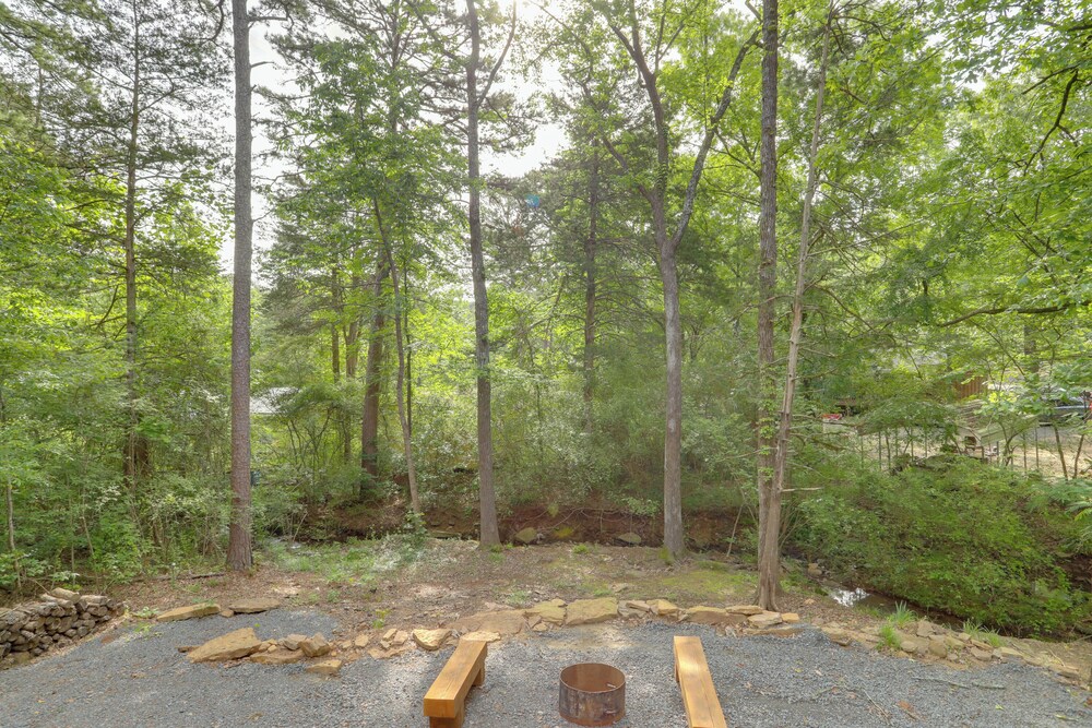 < 1 Mi to Devils Fork Recreation Area: Cozy Cabin!