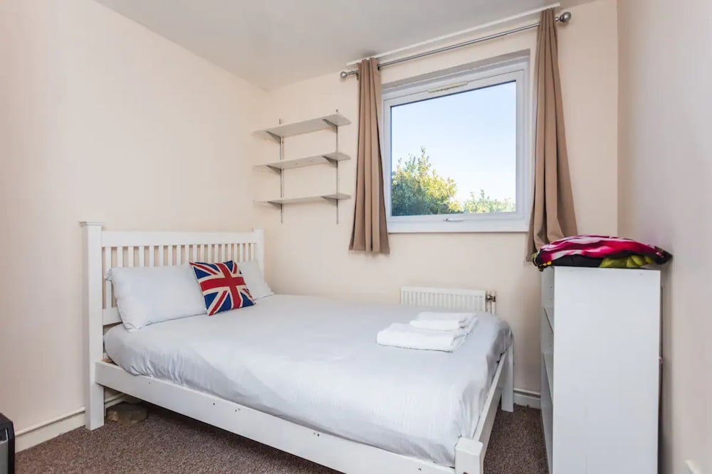 Homely 2 Bedroom House in Kennington With Garden