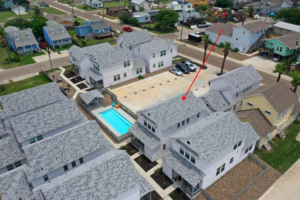 Shared Pool, 1block to Alister, Music & Eateries Bluegrass Breeze by Avantstay view 3