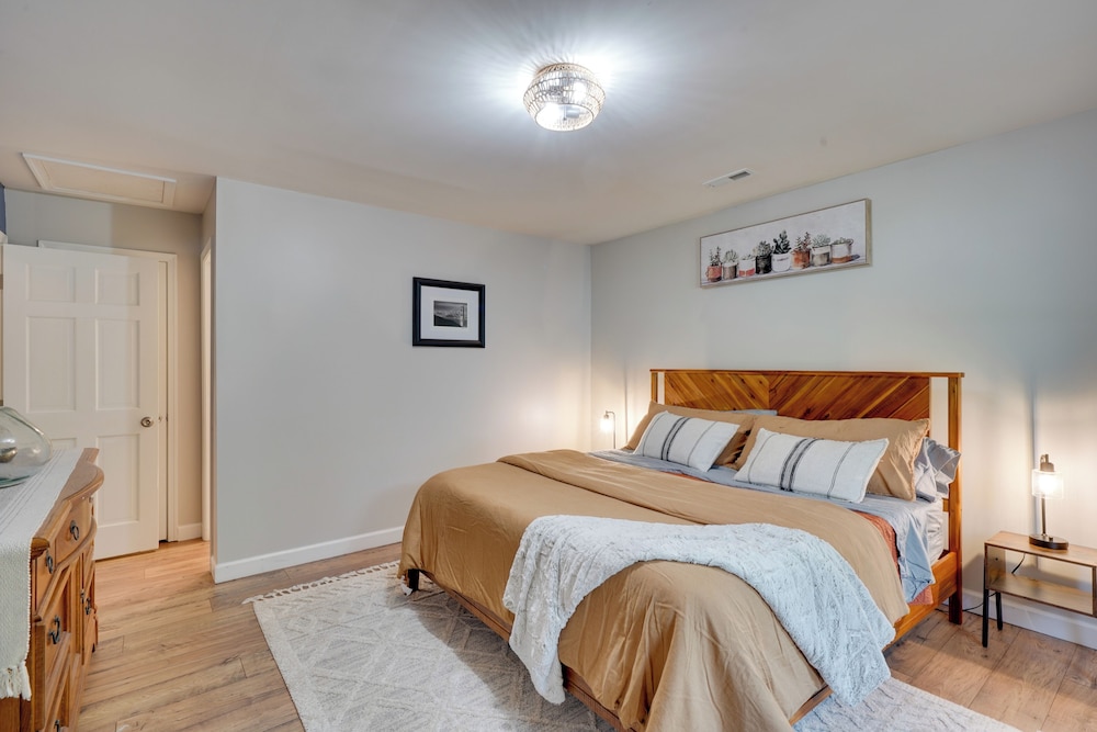 7 Mi to Dtwn Raleigh: Townhome w/ Deck!